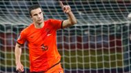 Společně se svou zemí bude na šampionátu chybět i kanonýr Robin van Persie. Bývalý útočník Arsenalu nebo Manchesteru United nyní hraje za turecké Fenerbahce. V kvalifikaci na ME skóroval pouze jednou.