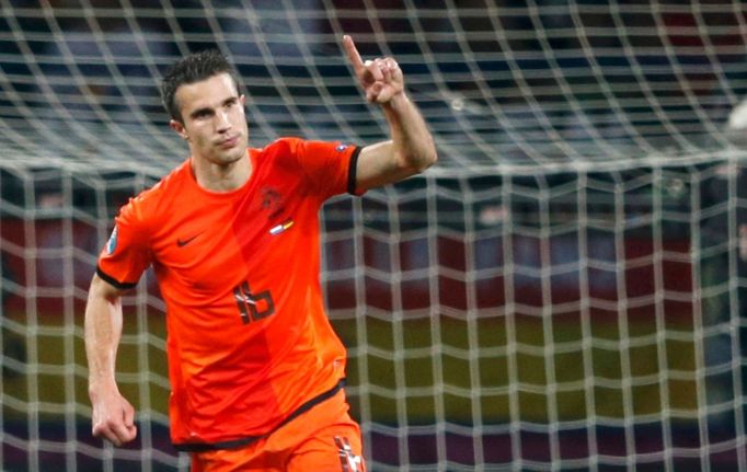 Robin van Persie se raduje z gólu, kterým snížil na 1:2 během utkání Nizozemska s Německem ve skupině B na Euru 2012.