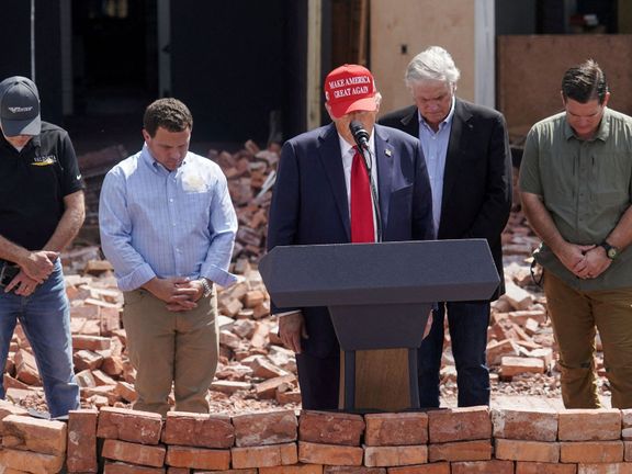 Donald Trump přijel na místo zničené hurikánem Helene.