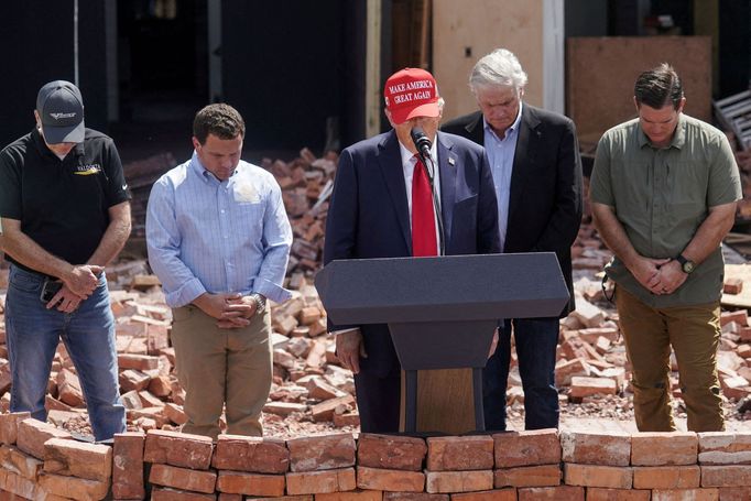 Donald Trump přijel do oblastí, které zasáhl hurikán Helene.