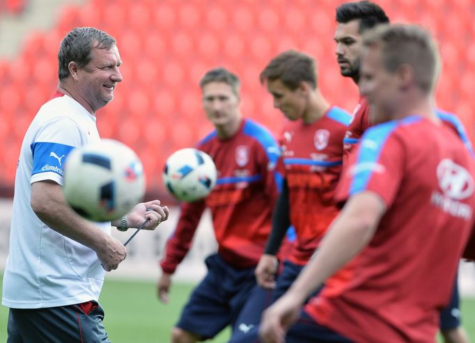 Trenér Pavel Vrba na tréninku české reprezentace v Tours před startem turnaje Euro 2016