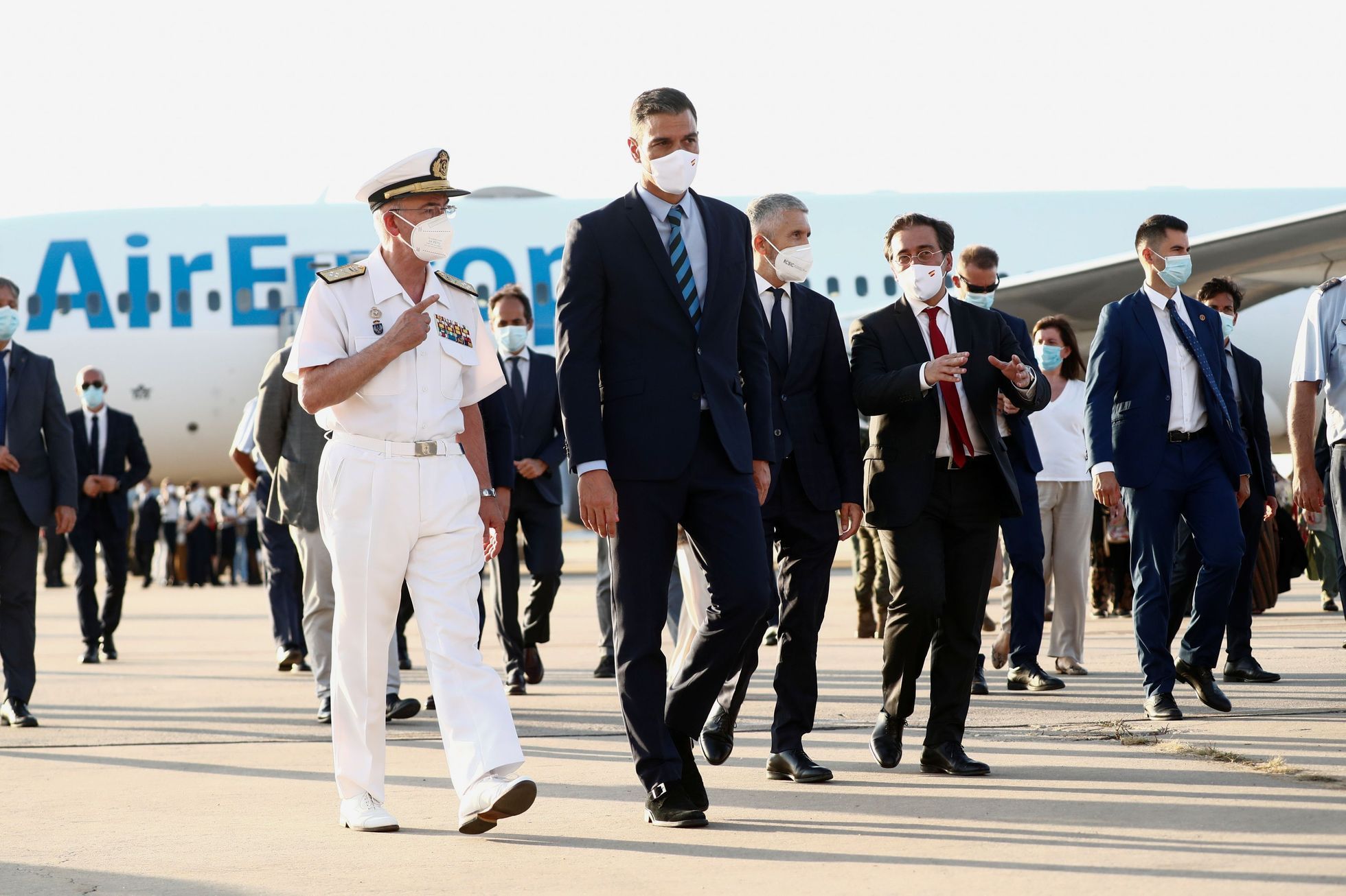 Španělský premiér Pedro Sanchez vítá španělskou diplomacii při příletu na leteckou základnu Torrejon poté, co Španělsko v pátek ráno ukončilo svou evakuační misi.