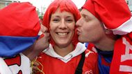 Čeští fanoušci líbají švýcarskou fanynku. Atmosféra v basilejských ulicích je uvolněná.