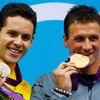 Olympijští medailisté - stříbrný brazilský plavec Thiago Pereira a zlatý Američan Ryan Lochte po polohovazím závodě na 400 metrů na OH 2012 v Londýně.