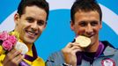 Olympijští medailisté - stříbrný brazilský plavec Thiago Pereira a zlatý Američan Ryan Lochte po polohovazím závodě na 400 metrů na OH 2012 v Londýně.