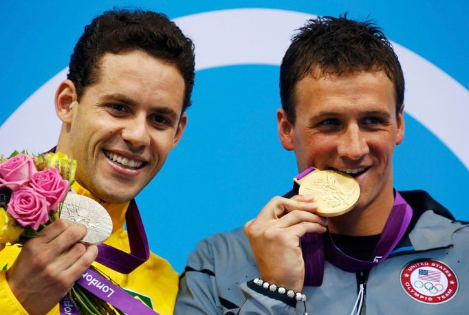 Olympijští medailisté - stříbrný brazilský plavec Thiago Pereira a zlatý Američan Ryan Lochte po polohovazím závodě na 400 metrů na OH 2012 v Londýně.