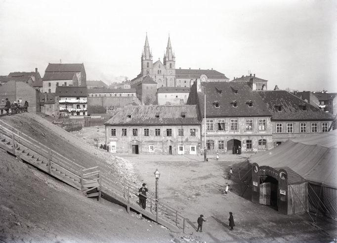 Jaroslav Petrák: Část Podskalské třídy s násypem, kolem 1911, sbírka Scheufler.