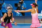 Šafářová s Mattekovou-Sandsovou vyřadily světové jedničky a zahrají si finále Turnaje mistryň