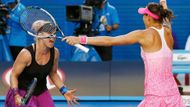 Bethanie Matteková-Sandsová a Lucie Šafářová právě proměnily mečbol. Americko-český pár ovládl čtyřhru na Australian Open.