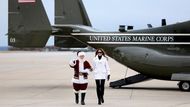První dáma USA Melania Trumpová přiletěla spolu se Santou Clausem na vojenskou základnu námořní pěchoty Quantico ve Virginii. Zúčastnila se tam charitativní akce organizace Toys for Tots, během níž děti vojáků dostávaly i vyráběly vánoční dárky.