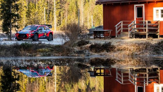 Extrémní Švédská rallye. Místo závějí a legendárního skoku létaly z pneumatik hřeby