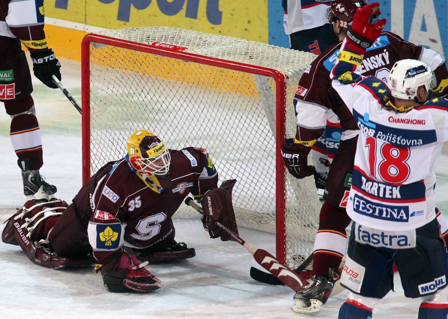 Hokejová extraliga, Sparta - Pardubice:  Marek Schwarz - Martin Bartek