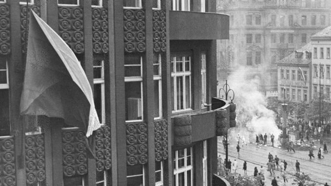 Plenění a pálení nacistických tiskovin nakladatelství Deutsche Arbeitsfront na Václavském náměstí. 5.5.1945