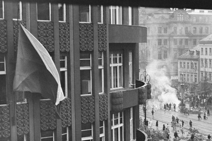 Plenění a pálení nacistických tiskovin nakladatelství Deutsche Arbeitsfront na Václavském náměstí. 5.5.1945