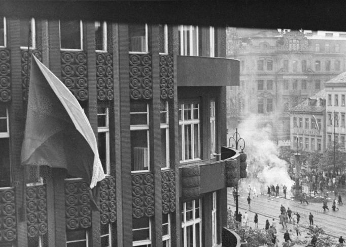 Plenění a pálení nacistických tiskovin nakladatelství Deutsche Arbeitsfront na Václavském náměstí. 5.5.1945