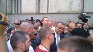 Miroslav Kalousek v obležení rozhořčených demonstrantů.