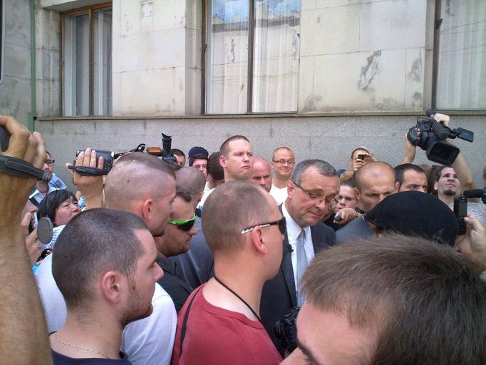 Miroslav Kalousek v obležení rozhořčených demonstrantů