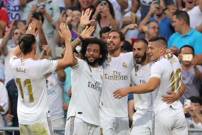 Soccer Football - La Liga Santander - Real Madrid v Real Valladolid - Santiago Bernabeu, Madrid, Spain - August 24, 2019  Real Madrid's Karim Benzema celebrates scoring t