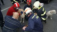 Ženu se nepodařilo najít ani během středečního večera, i když pes našel její pachové stopy pod hromadou sutin. Do bytu spadlo pět až deset tun hmoty.