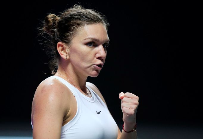 Simona Halepová v zápase s Karolínou Plíškovou na Turnaji mistryň 2019