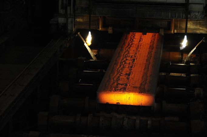 A finished steel slab comes off the roller table at SSI steel plant at Redcar, northern England May 29, 2012. SSI Steel from Thailand took over the plant on February 24, 2011 after it had been closed by Tata steel. The blast furnace was relit on April 15 this year and the plant now employs 1800 workers and has produced and exported 136,000 tonnes of steel. REUTERS/Nigel Roddis (BRITAIN - Tags: BUSINESS ENERGY EMPLOYMENT) Published: Kvě. 29, 2012, 3:40 odp.