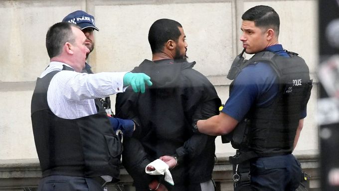 Policie v Londýně poblíž budovy parlamentu zadržela ozbrojeného muže