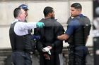 Policisté zatkli nedaleko parlamentu v Londýně ozbrojeného muže, měl u sebe nože
