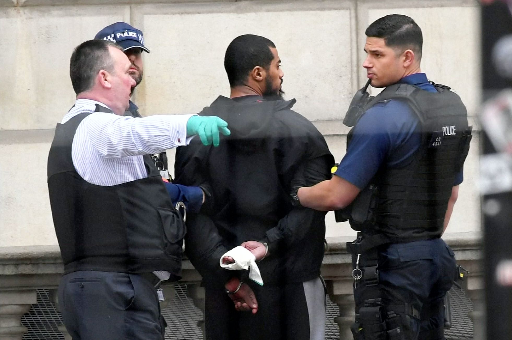 Policie v Londýně zadržela ozbrojeného útočníka