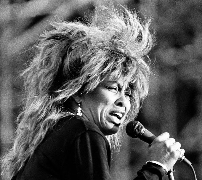 Tina Turner při vystoupení v Hamburku, 1987.