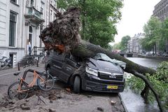 Extrémní vichr si v Nizozemsku a Německu vyžádal dva mrtvé, narušil i dopravu