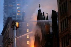 Na Manhattanu vyhořela pravoslavná katedrála, ze 160 let starého chrámu zbyly jen zdi