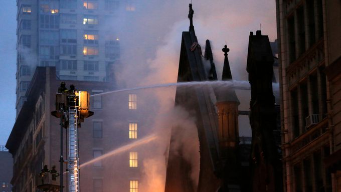 Katedrálu zachvátily plameny okolo 19:00 místního času.