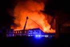 V Lysé nad Labem hoří výrobní hala, propadají se stropy. Platí třetí stupeň poplachu