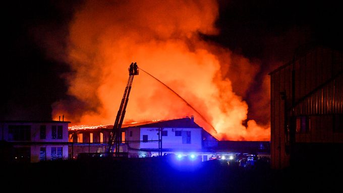 V Lysé nad Labem na Nymbursku hořela výrobní hala společnosti Kovona, která vyrábí kovový nábytek.