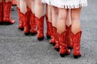 A ještě jednou boty. Hostesky na Circuit of The Americas obuly jednotné červené kozačky s motivem ohně.