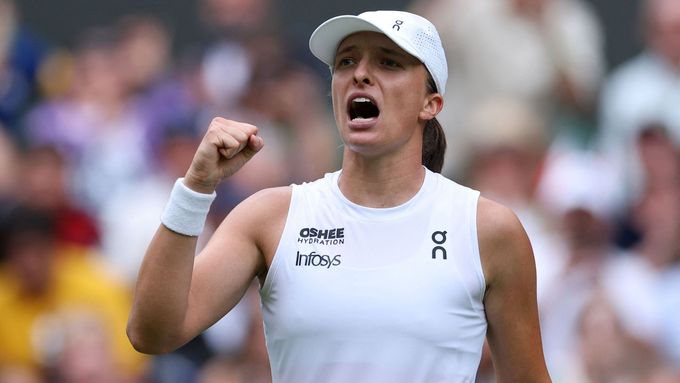 Iga Šwiateková se raduje po postupu do osmifinále Wimbledonu.