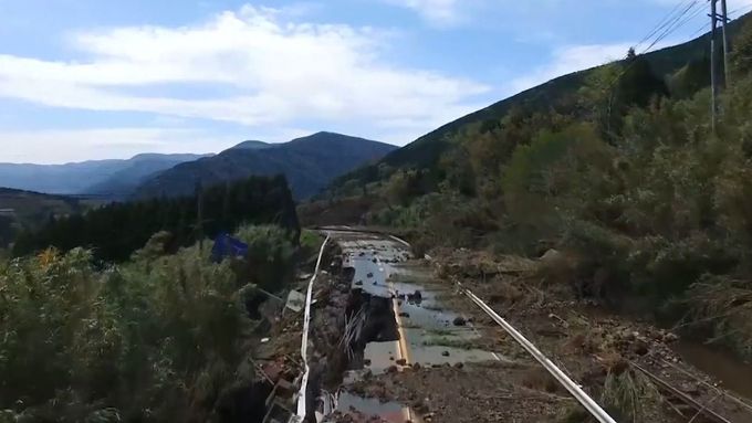 Záběry z dronu ukázaly, co napáchal mohutný sesuv půdy po silném zemětřesení v jižním Japonsku. Na záběrech jsou vidět i seizmické zlomy.