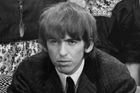 O rok později se k této dvojici přidal George Harrison a původními členy byli ještě baskytarista Stuart Sutcliffe a bubeník Pete Best.  Pod názvem Beatles hráli od srpna 1960.