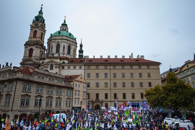 Protest studentů a odborů proti opatřením vlády Petra Fialy.