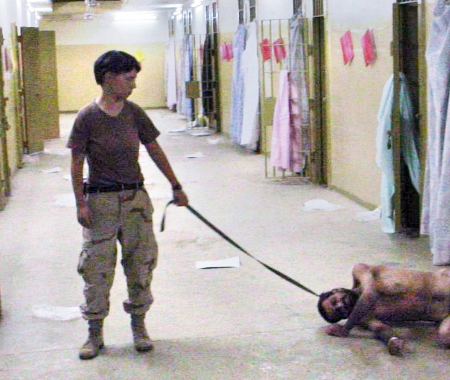 Lynndie Englandová, jedna z amerických vojáků, kteří byli odsouzeni za mučení vězňů v Abú Ghrajb.
