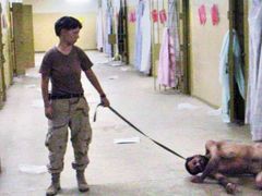 Lynndie Englandová, jedna z amerických vojáků, kteří byli odsouzeni za mučení vězňů v Abú Ghrajb.