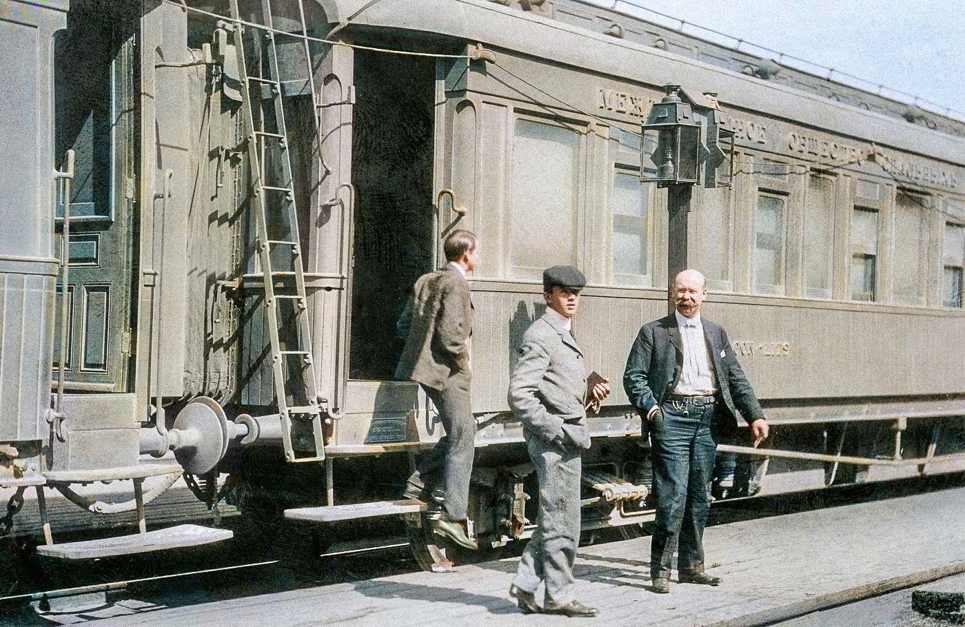 Tenkrát na železnici. Dým, pára a nostalgie: Kolorované poklady z kolejí dávných časů, železnice, historie, výročí, Magazín, kolorované fotografie