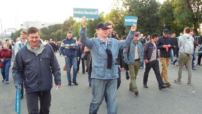 Navalného stoupenci přicházejí na demonstraci