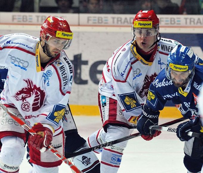 Ladislav Kohn (vlevo) a Jiří Polanský v souboji s Jiřím Burgerem