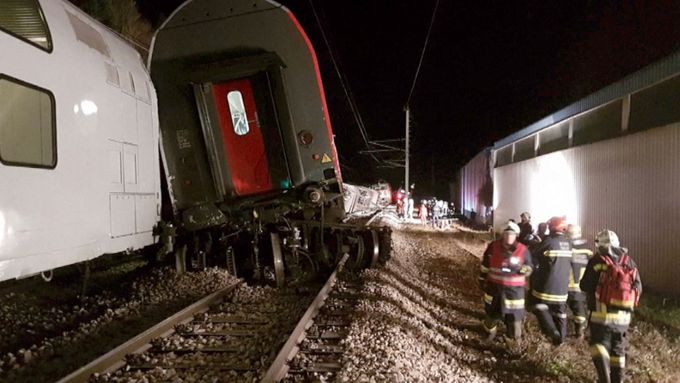 U Vídně se bočně srazily dva osobní vlaky, vagony se převrátily