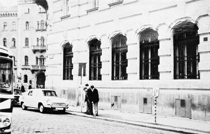 Fotoreprodukce dobového policejního vyšetřovacího spisu k srpnovým událostem v roce 1969.