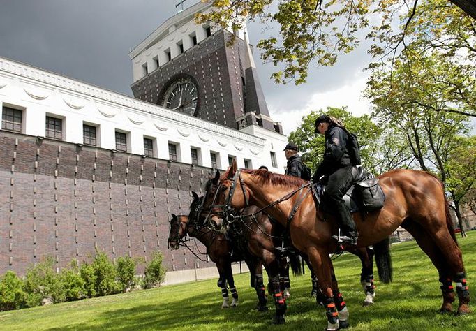 Před protestem, během něj i po něm hlídali náměstí a centrum Prahy jízdní policie, těžkooděnci a monitorující vrtulník.