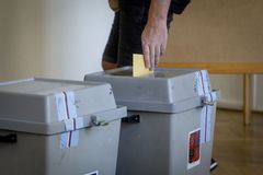 "Asi na to dlabu." Čas se krátí a Češi v zahraničí tápou, jak mají odvolit poštou
