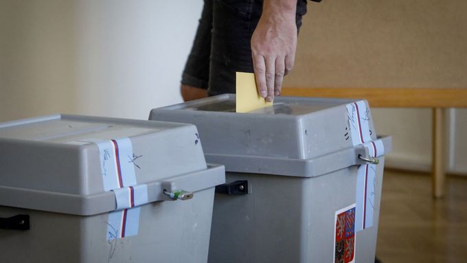 Češi v zahraničí mají poslední necelý týden na to, aby se zapsali na seznam voličů a zažádali o písemnosti ke korespondenční volbě.
