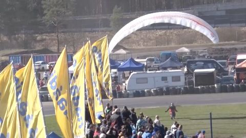 Paraglidista přistál na autodromu uprostřed závodu dakarských speciálů a pobavil dikváky